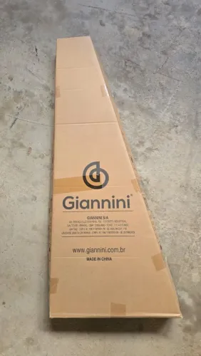 Vende-se esta guitarra guiannini nova na caixa, todos os acessórios novos <br>Valor R$ 1.200