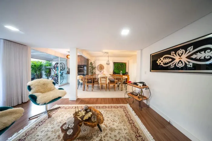 Casa em Condomínio com Jardim, 4 quartos, 4 vagas para locação, 250 m² - Campo Comprido -