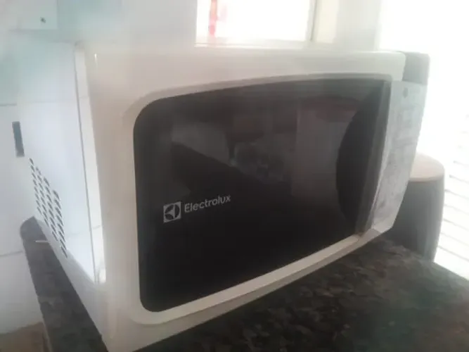 forno microndas 20 litros eletrolux parado para concerto ou retirada  de peças 