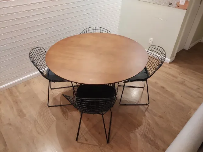 Mesa de Jantar Redonda 1,35m com 4 Cadeiras Tok&Stok | Estado de Nova
