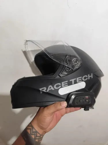 Capacete com intercomunicador