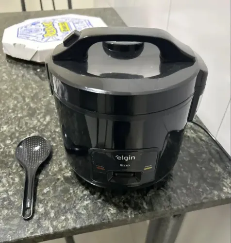 Panela Elétrica de Arroz Elgin Rizzo 5 Xícaras 400W Preta