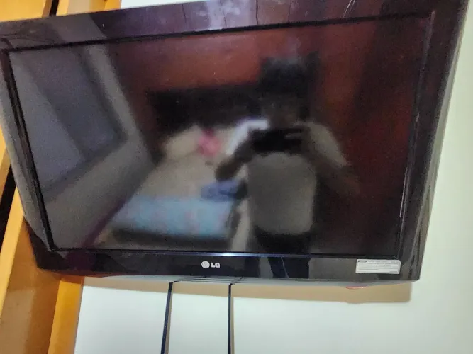TV LG 32" Funcionando Perfeitamente (Apenas Detalhe em Cenas Escuras)