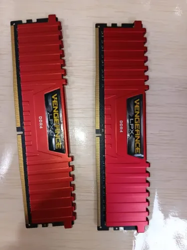 2x Memória RAM 4GB Corsair Vengeance LPX DDR4 2400MHz