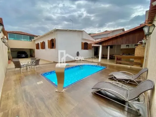 Casa à Venda no bairro Itapoã, 4 Quartos sendo 1 Suíte, Armários, Piscina, Espaço Gourmet