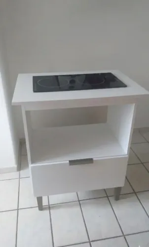 VENDO  COOKTOP DE INDUÇÃO  DE 2 BOCAS + MESINHA PARA,COOKTOP, JÁ ACOPLADAS.SÓ TEM 6 MESES 