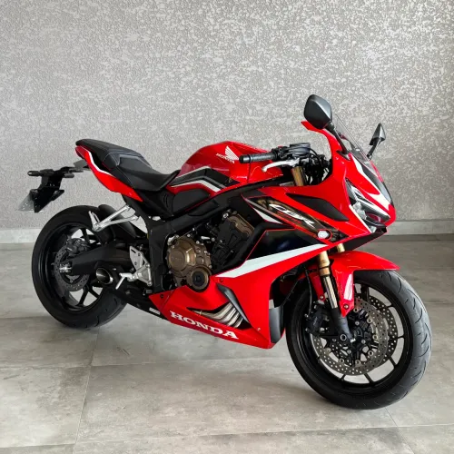 CBR 650R 2022 com apenas 900 quilômetros