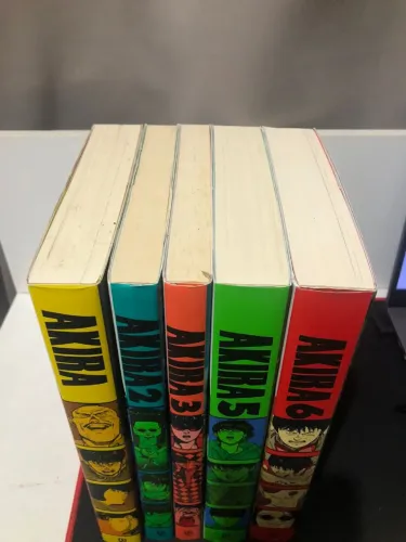 Mangas AKIRA, e livros o hobbit e silmarillion