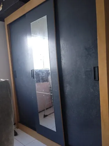 VENDO GUARDA ROUPAS 3 PORTAS DE CORRER - COM ESPELHO