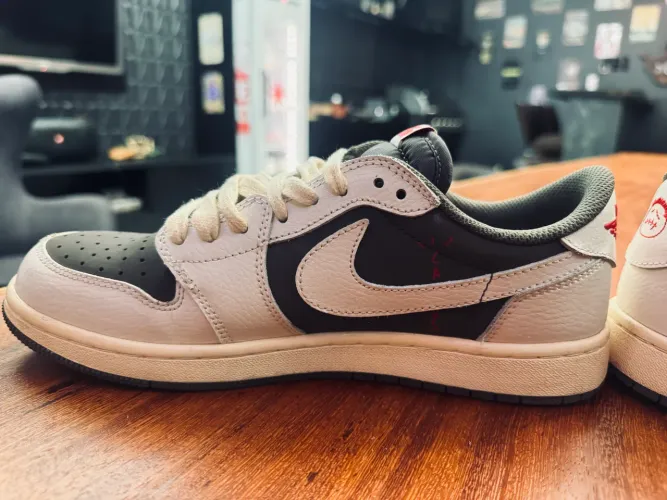 Air Jordan 1 Low x Travis Scott - Estilo Reverse Mocha