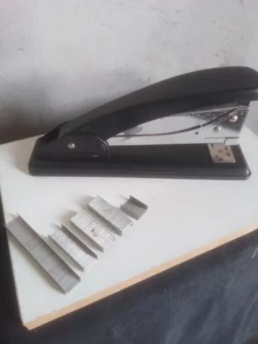 Grampeador de mesa Grande, vem com grampos.
