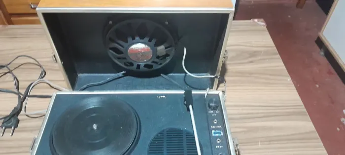 VENDO ANTIGA TOCA DISCOS PORTATIL MARCA SONATA FUNCIONANDO