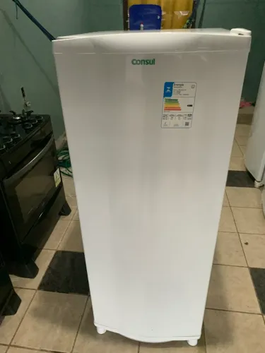 Vendo esse geladeira semi nova consul