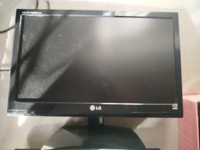 Monitor LG Flatron E1941C com tela de 18,5 polegadas