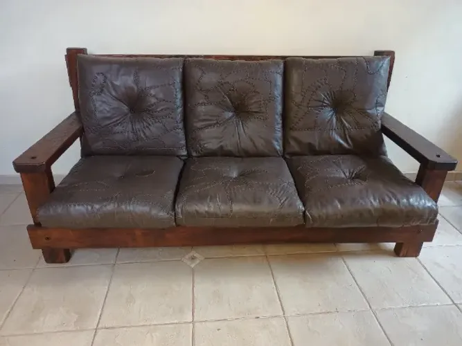 Conjunto de sofá rústico (2 e 3 lugares) com almofadas em couro legitimo