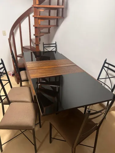 Mesa de madeira e vidro com seis cadeiras