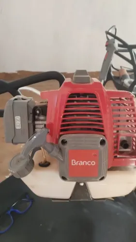 Vende-se Máquina de cortar grama,há Gasolina 6 meses de comprado usado 2 X na garantia 