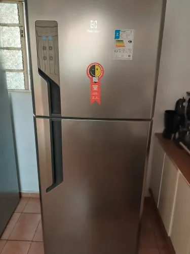 Vende se geladeira eletrolux fros fre 431 litros,voltagem de 110 ,dou com o transformador