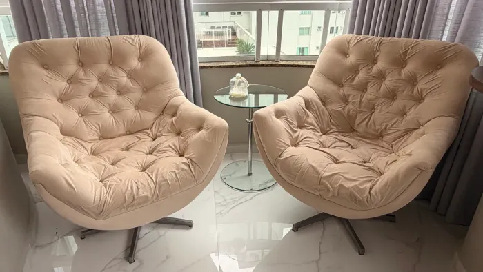 Par De Poltronas Giratórias Em Capitonê Suede Bege - Lindas E Confortáveis