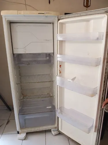 VENDE-SE GELADEIRA USADA - COM DEFEITO