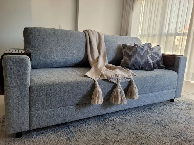 Sofá tok stok 2 lugares linho cinza