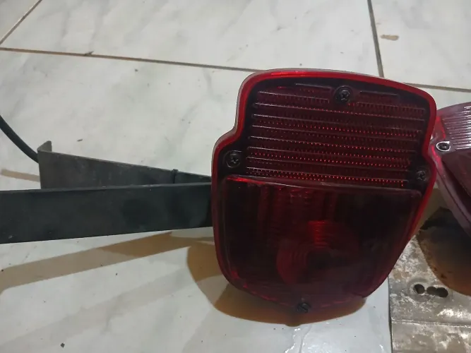 Vende-se lanterna traseira para F-4000