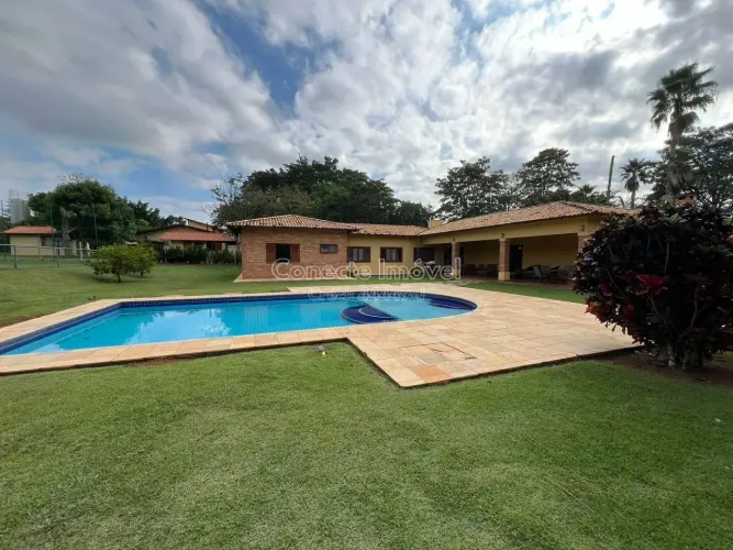 Casa de Alto Padrão no Condomínio Duas Marias em Holambra com 4 Suítes, Piscina, Campo e T