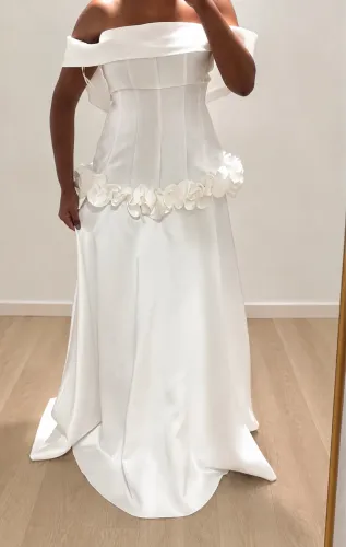 Vestido de Noiva ombro a ombro, corpete e cintura baixa