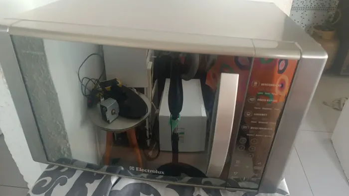 Vendo microondas Eletrolux inox por dentro e por fora