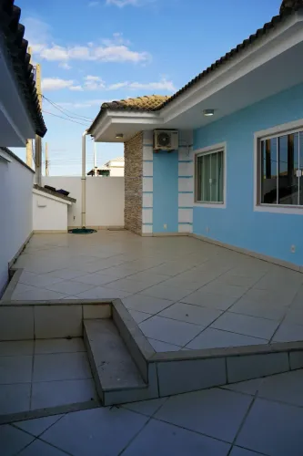 CASA À VENDA - CONDOMÍNIO DOS PÁSSAROS CABO FRIO - O Condomínio disponibiliza lazer e segu