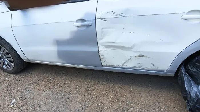 Vendendo essa porta d Voyage 2021 com defeito falta lanterna preço a combinar...