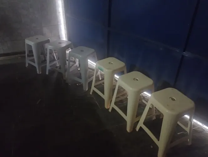 Banquinho de plástico em excelente estado de conservação 