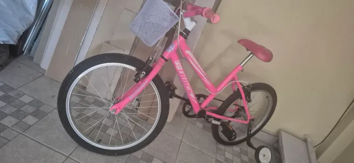 Vendo uma bicicleta pouco usado.minha filha nincat gostou.
