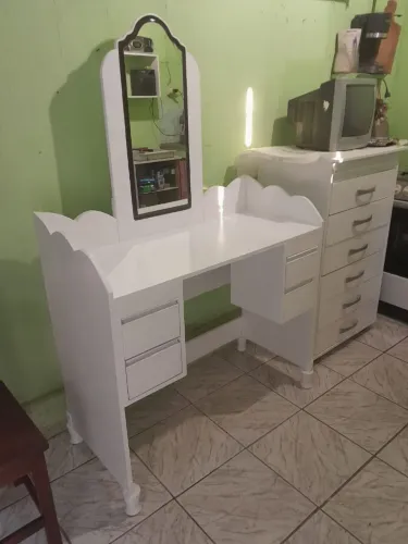 Linda pentiadeira em branco