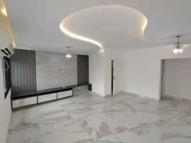 COND. GRANVILLE. APTO COM 124M2, 3 QUARTOS SENDO 1 SUITE, TODO CLIMATIZADO E COM ARMARIOS.