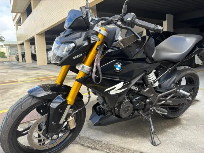 Vendo moto BMW g 310 R, 2024, preta, gasolina, com 2000 km