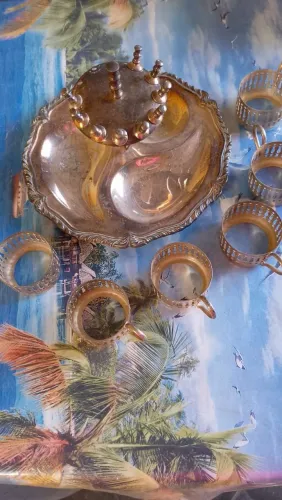 Petisqueira em Prata - Elegante, Clássica e Bem Conservada com suportes para café.