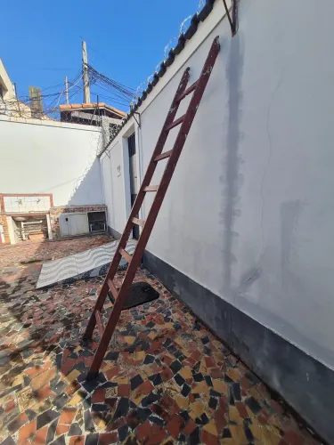 Escada de Madeira 8 degraus com 2,40 metros de altura no último degrau e 40cm de largura. 