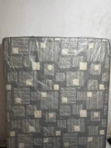 excelente colchão com 20 cm de espessura