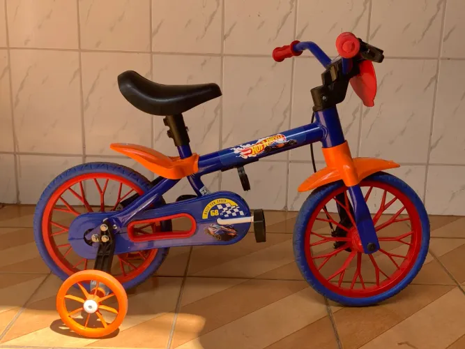 Bicicleta Infantil Hot Wheels Aro 12 com Rodinhas