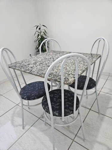 MESA COM 4 CADEIRAS
