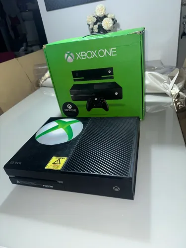 XBOX ONE COM 2 CONTROLES E KINECKT E JOGOS