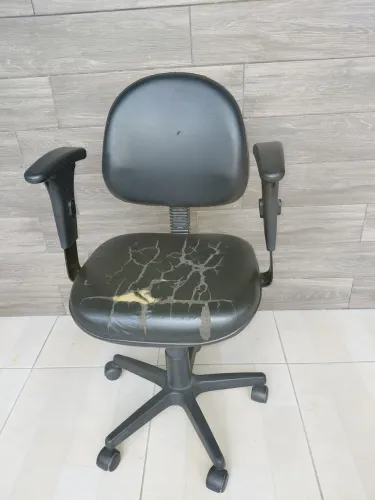 Vendo cadeira para escritório usada