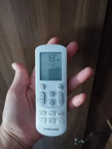 Samsung 12.000 BTUs. Somente 6 mês, motivo da venda vou mudar para outro estado.