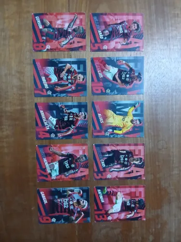 Figurinhas do time titular do flamengo de 2019 faltando apenas o PABLO MARÍ. 