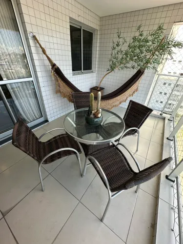 Conjunto mesa e cadeira com fibra sintética