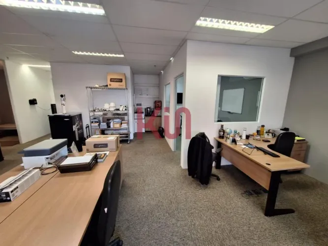 Sala Comercial à Venda em Indianópolis, São Paulo-SP: 2 Salas, 2 Banheiros, 2 Vagas de Gar