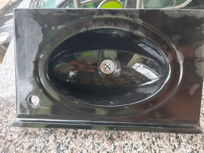 Lavatório de banheiro preta, em bom estado 