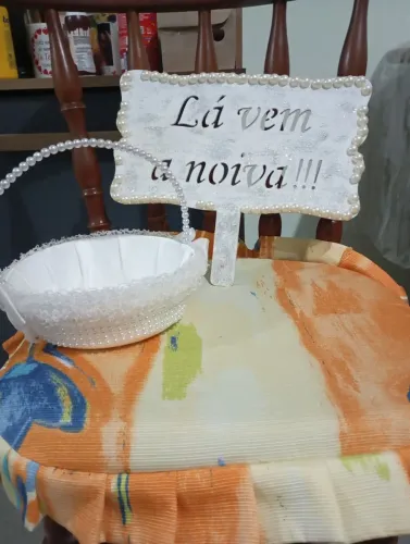 Kit cesta + placa "lá vem a noiva"