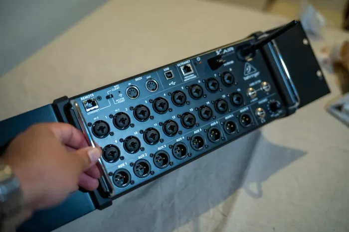 mesa de som behringer xr18